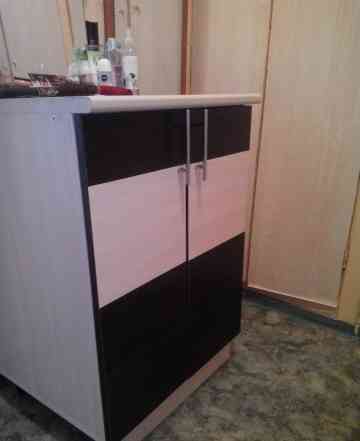 Кухонный рабочий стол и напольный шкаф с ящиками