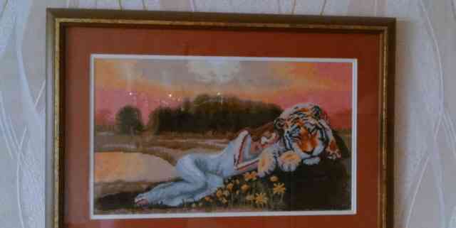 Картина вышитая крестиком "девушка с тигром"