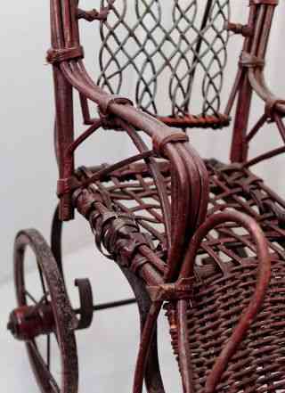 Декоративная плетеная коляска