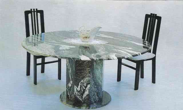 Круглый обеденный стол из камня