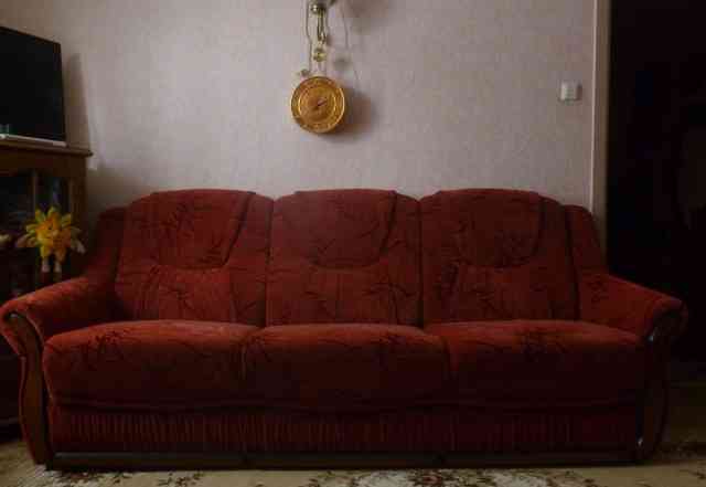 Бордовый диван