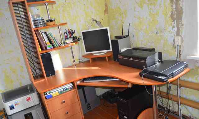 Компьютерный стол для дома и офиса