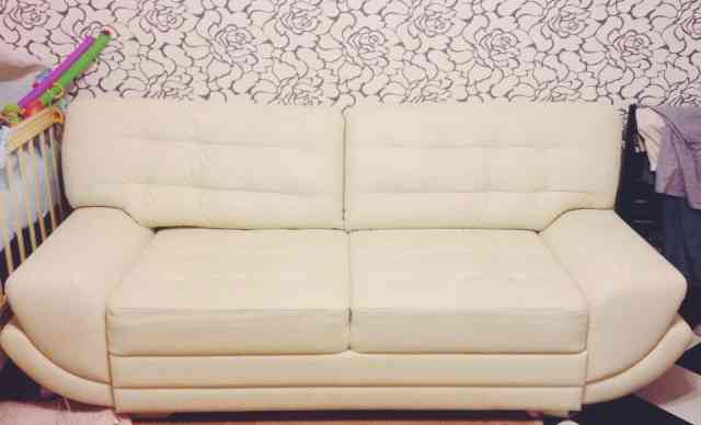 Шикарный белый диван из искусственной кожи