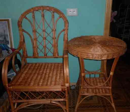 Плетеные кресло и стол