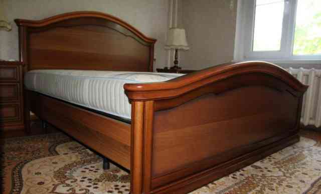 Спальный гарнитур(кровать, матрац, 2 тумбы)