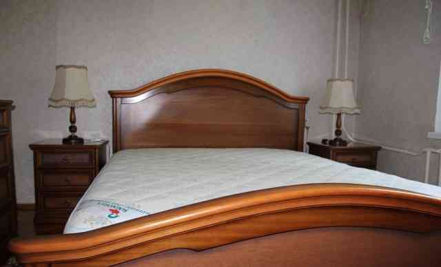 Спальный гарнитур(кровать, матрац, 2 тумбы)