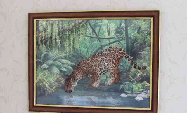 Вышитая картина "Леопард у воды"