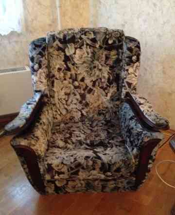 Велюровое кресло