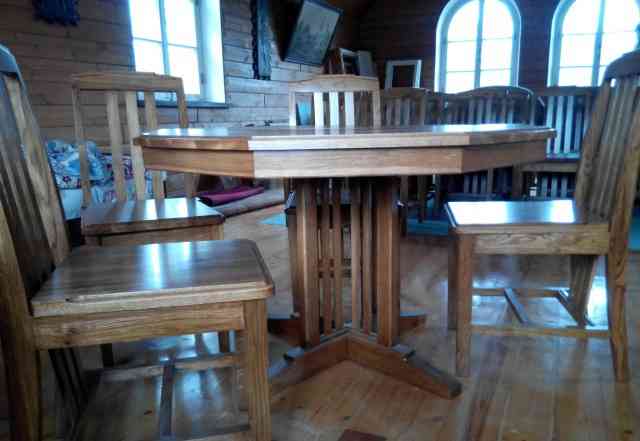 Восьмигранный дубовый стол и четыре стула