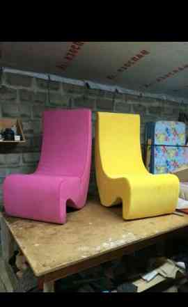 Кресло диваны разного размера и цветов