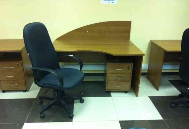 Офисное рабочее место (стол+ тумба+ кресло), шкафы