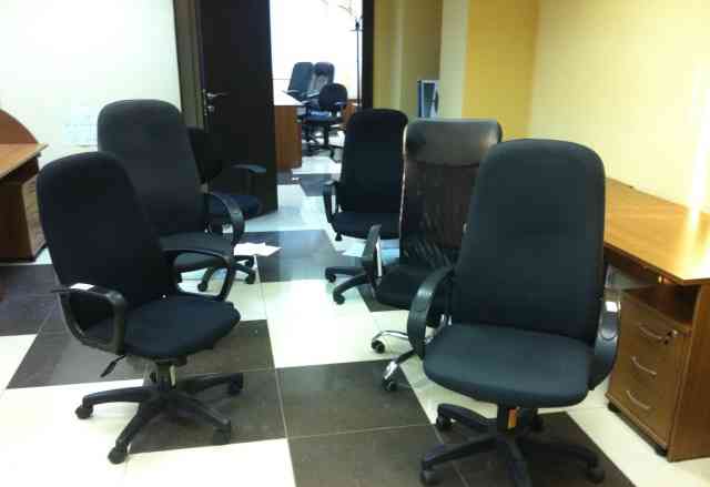 Офисное рабочее место (стол+ тумба+ кресло), шкафы