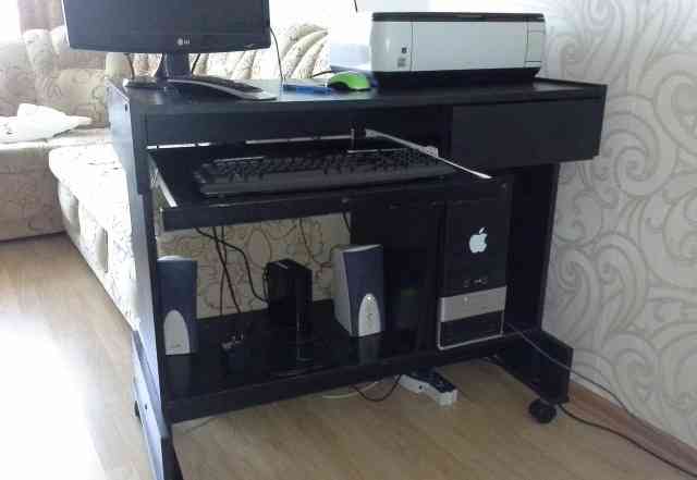 Компьютерный стол черного цвета