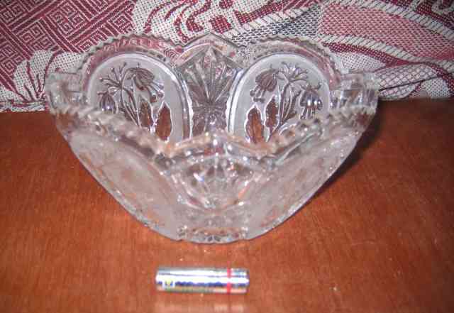 Симпатичная ваза-конфетница С волнообразным краем