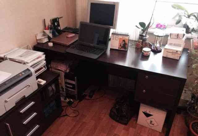 Компьютерный стол, тумба и шкаф