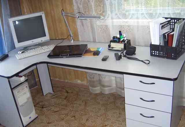 Стол для компьютера и компьютер