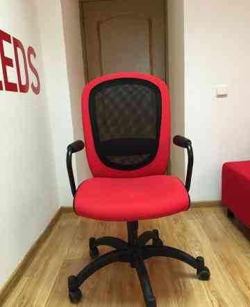 Удобное новенькое кресло