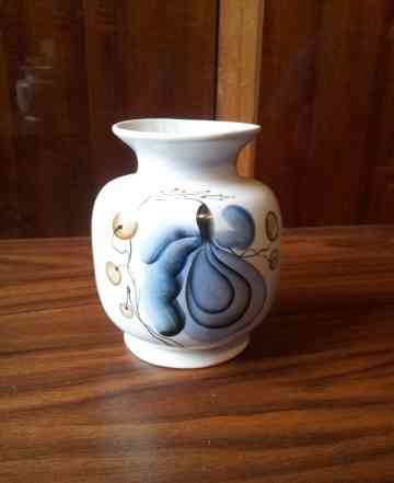 Белая керамическая ваза с голубым рисунком