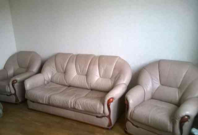 Кожаный диван и два кресла