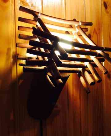 Лампа настенная из дерева ручной работы