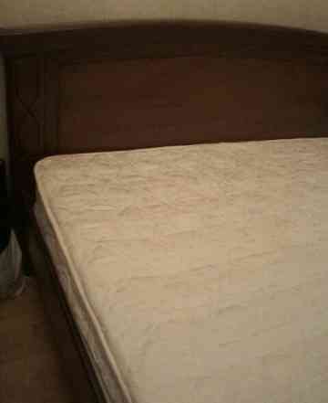 Спальный гарнитур кровать и тумбочки
