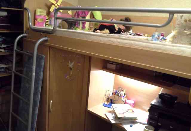 Детская кровать с письменным столом и шкафом
