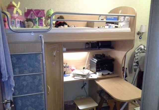Детская кровать с письменным столом и шкафом