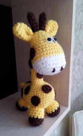 Вязаная игрушка жираф