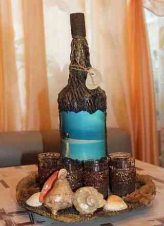 Бутылка и стаканчики на подносе в морском стиле