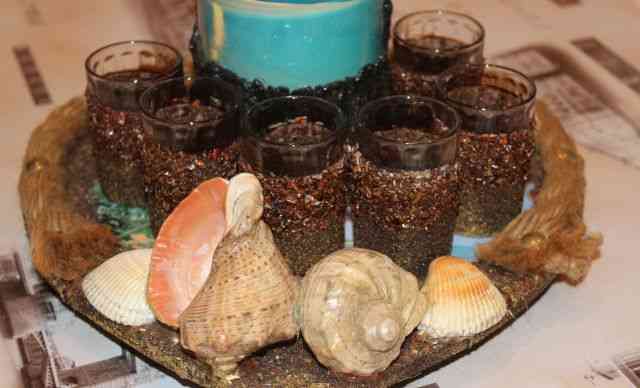Бутылка и стаканчики на подносе в морском стиле