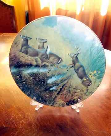 Декоративная тарелка с оленями, на подставке