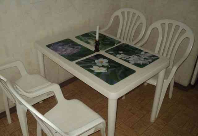 Стол, 4 стула, зонт, 2 стула, цветы комнатные