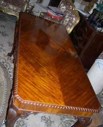 Старинный стол красного дерева в стиле "Чиппендей"