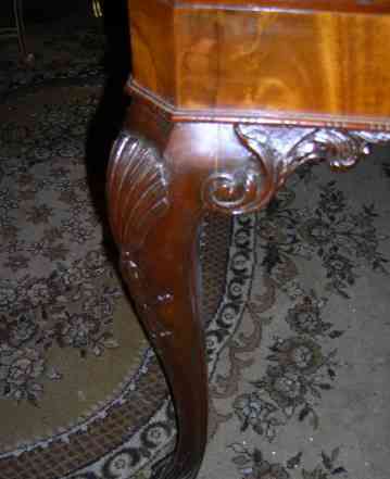Старинный стол красного дерева в стиле "Чиппендей"