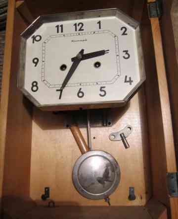 Часы настенные маятниковые механические "Янтарь"