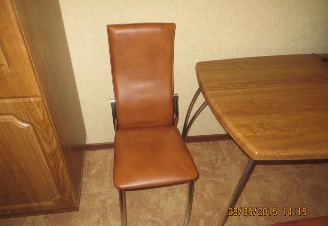 Кухонный стол и комплект стульев