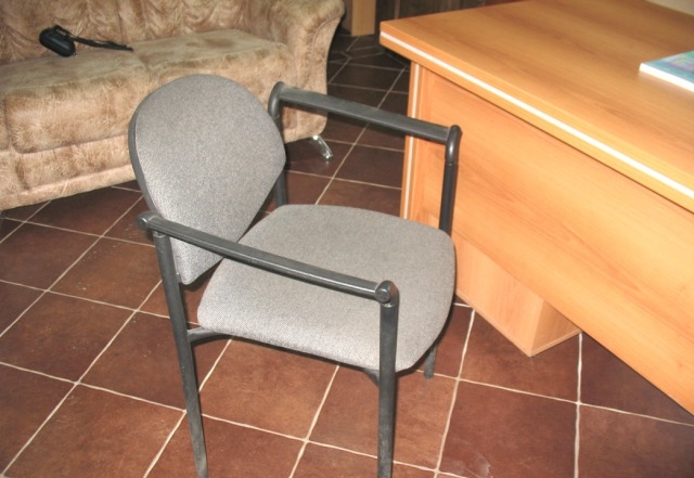 Хороший стул с подлокотниками