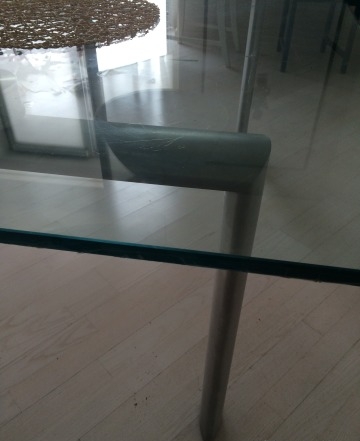 Стеклянный дизайнерский стол