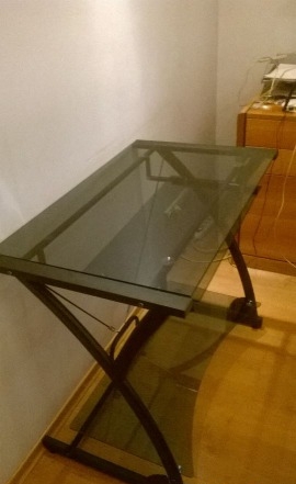 Новый компьютерный стол из стекла
