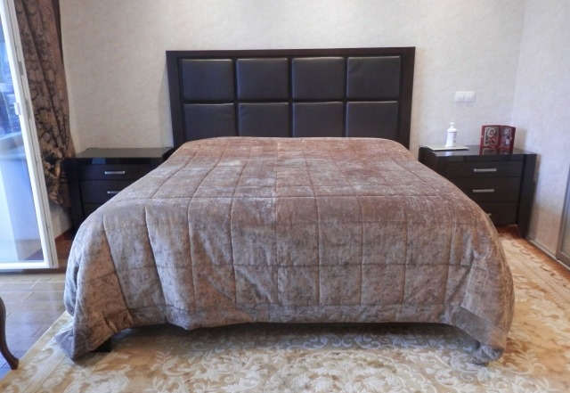 Двухспальная кровать массив с матрасом и покрывало