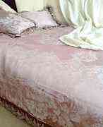 Шелковое постельное белье с кружевом