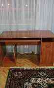 Стол и подвесной шкаф