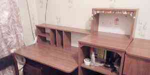 Продаться универсальный письменный стол школьника