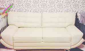 Шикарный белый диван из искусственной кожи